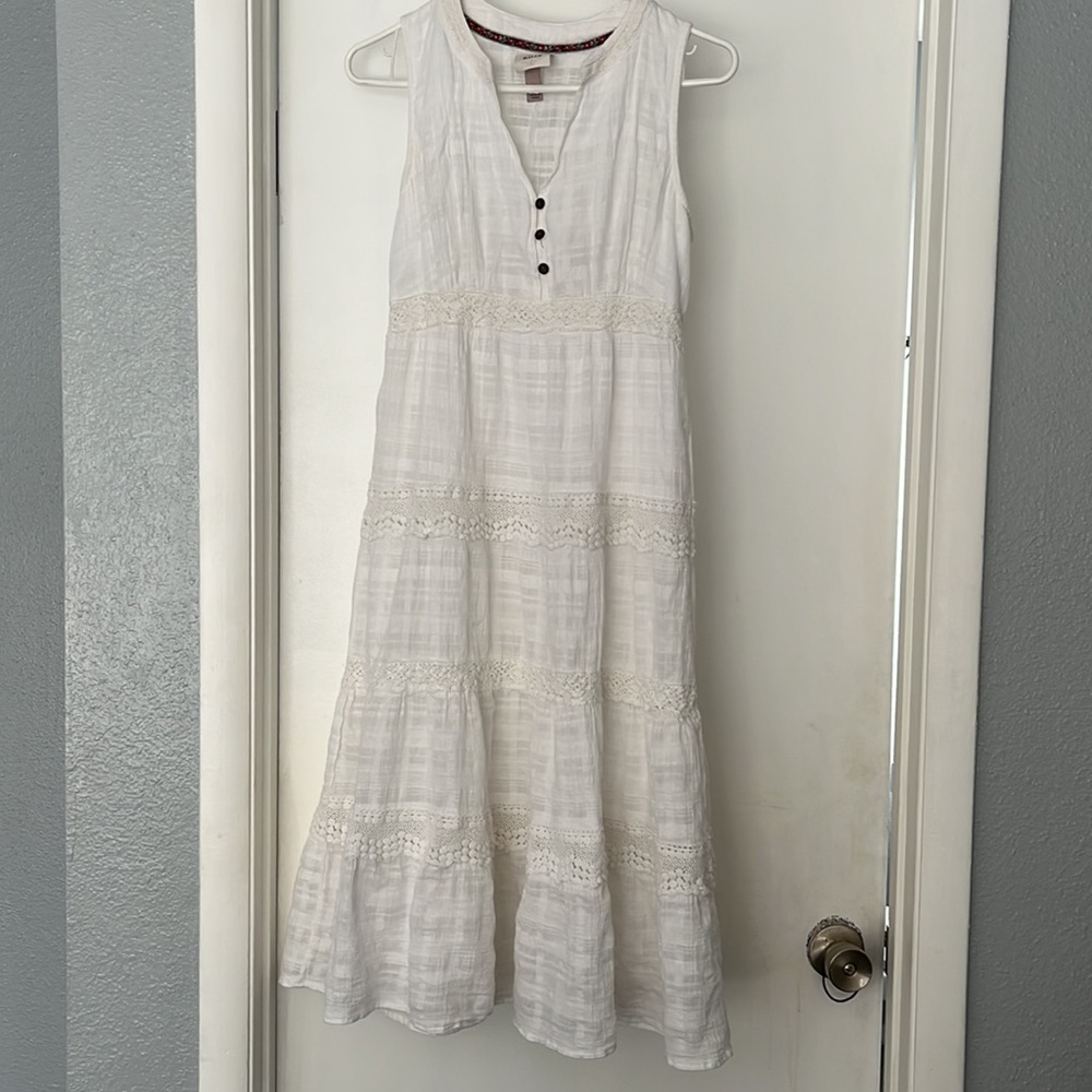 Perfect summer dress! Chic & comfy. White. No stains/markings.